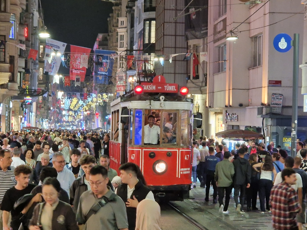 25 ISTANBUL Istiklal Caddesi
